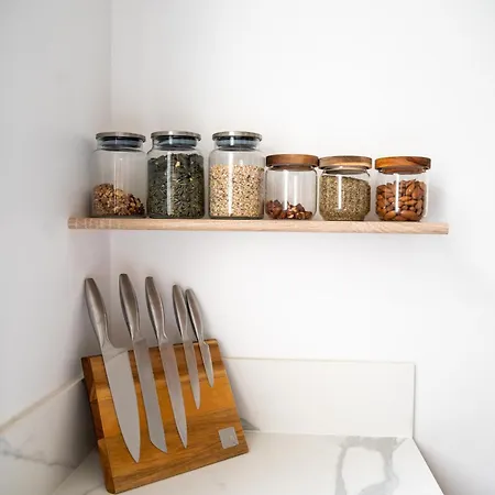 Entier Avec Balcon Sur Cour A *