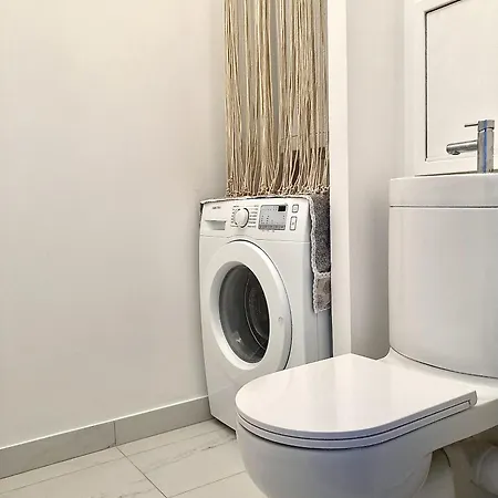 Entier Avec Balcon Sur Cour à Parigi