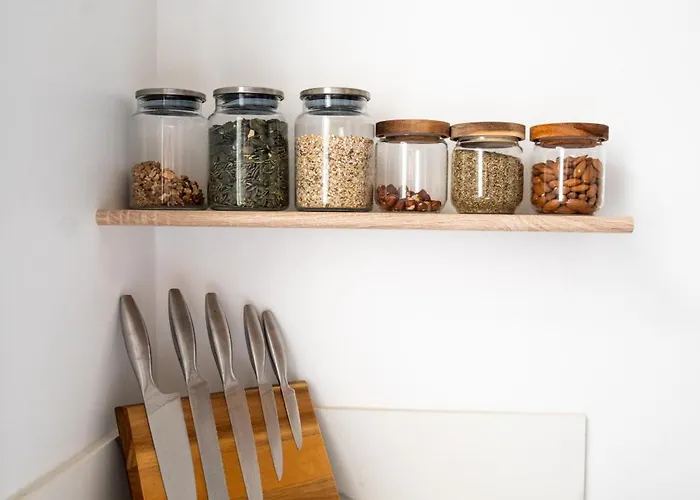 Entier Avec Balcon Sur Cour A *